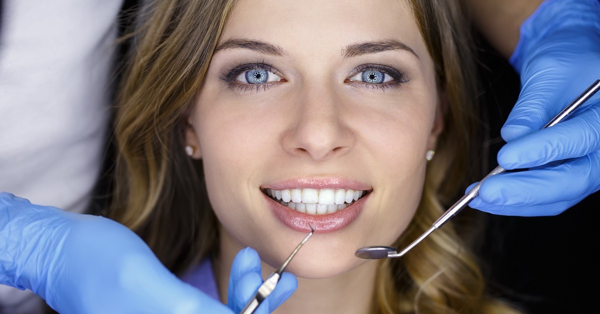 600 plus na dentystę NFZ 2025 - jak skorzystać? Gdzie złożyć wniosek? Jakie zabiegi dentystyczne są refundowane przez NFZ w 2025 roku?