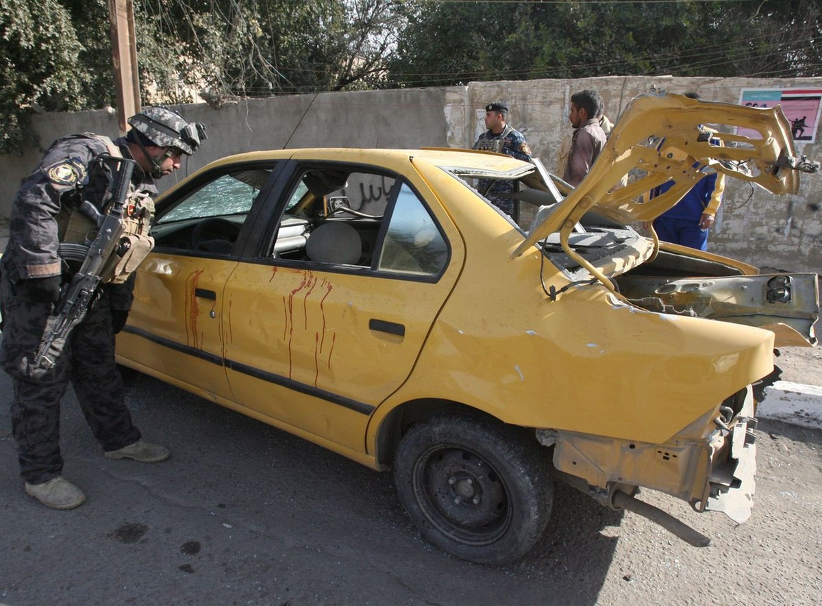 Samochód rozerwany bombą w Bagdadzie