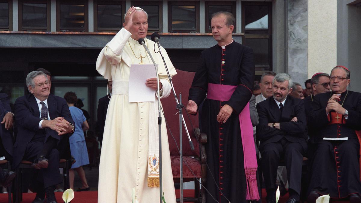 Jan Paweł II i Stanisław Dziwisz podczas IV pielgrzymki papieża do Polski. Kraków 13.08.1991 r.