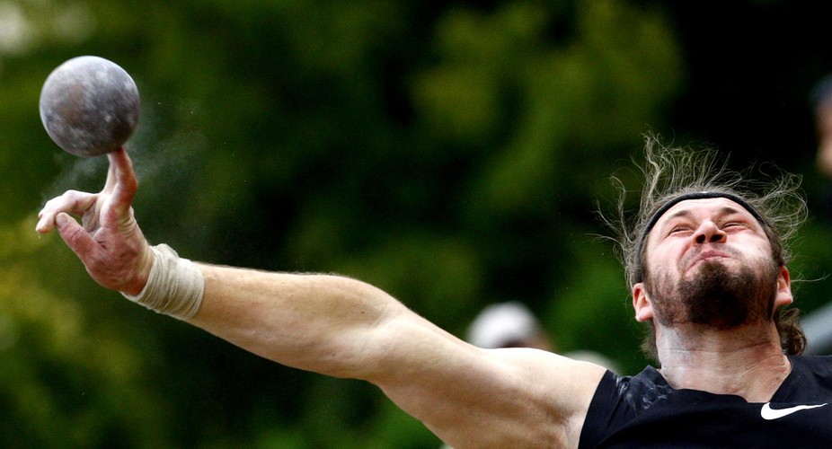 Tomasz Majewski w konkursie pchnięcia kulą podczas memoriału Kamili Skolimowskiej w Warszawie. Fotografia Piotra Nowaka z 