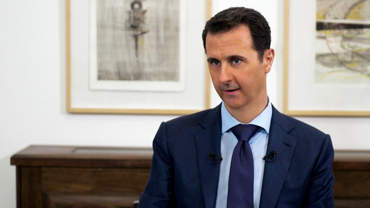 Prezydent Syrii Baszar el-Asad powiedział w wywiadzie dla amerykańskiej telewizji CBS, że Państwo Islamskie, które zajęło znaczne obszary Syrii i Iraku, zdobywa coraz więcej rekrutów od rozpoczęcia - we wrześniu ub. roku - amerykańskich nalotów na cele dżihadystów. - Miesięcznie do IS przyłącza się ok. 1000 rekrutów - ocenił.