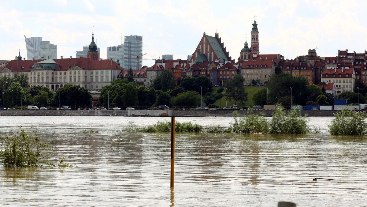 Do Warszawy dotarła fala powodziowa. Mimo że woda jest bardzo wysoko, władze miasta zapewniają, że kulminacja fali nie zagraża stolicy. Na dzisiejszej konferencji prasowej prezydent Warszawy Hanna Gronkiewicz-Waltz stwierdziła, że sytuacja jest opanowana.