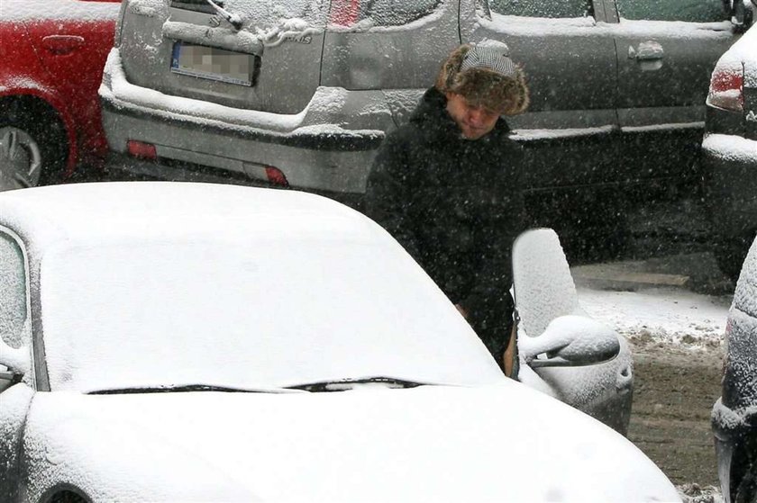 Porsche Tomasza Kammela w ziemie stwarza problemy. Tomasz Kammel usuwał śnieg rękawem od kurtki