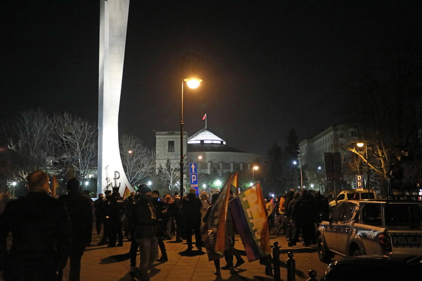 Kolejny dzień trwa protest przed Sejmem