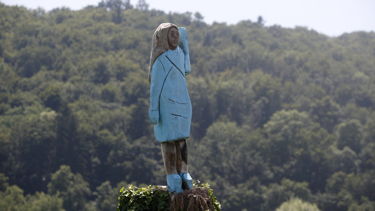 W Słowenii - rodzinnym kraju Melanii Trump, na obrzeżach Sevnicy stanął pierwszy na świecie pomnik pierwszej damy USA. Budząca skrajne emocje rzeźba powstała według koncepcji amerykańskiego artysty Brada Downeya. Wykonał ją miejscowy rzemieślnik Ales Zupevc.