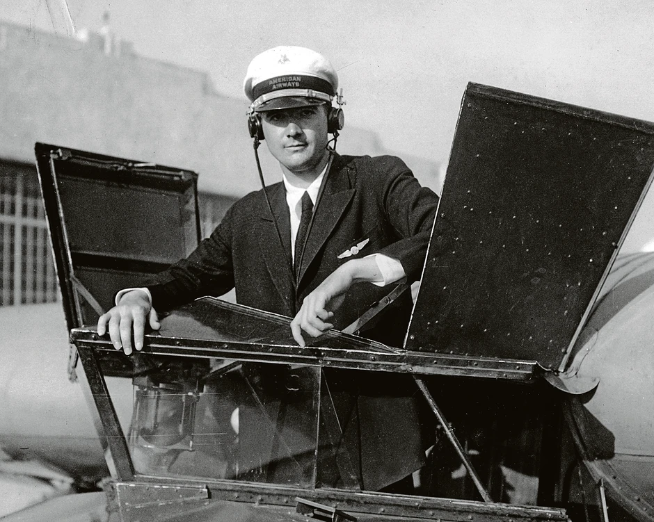 Za potrebe snimanja Hjuz je i sam poleteo, srušio se, pretrpeo potres mozga, pao u jednodnevnu komu i probudivši se iz nje otišao pravo na set