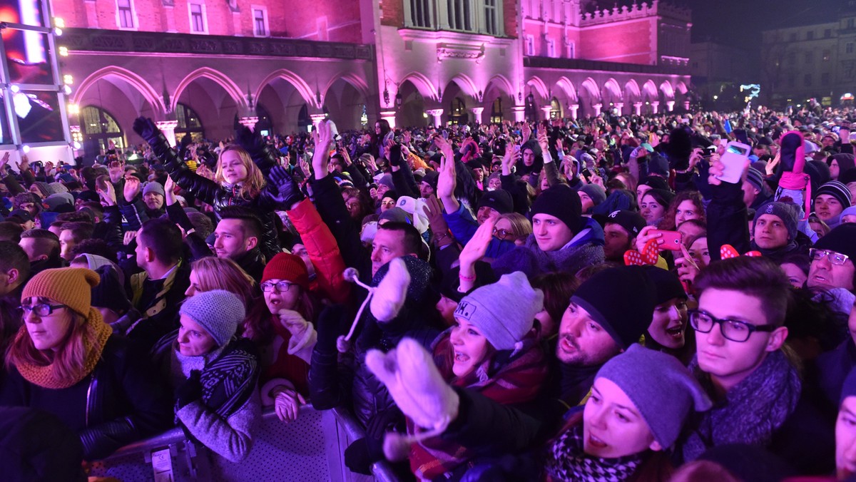 Żadna z liczących się stacji telewizyjnych nie pokaże imprezy sylwestrowej z Krakowa. TVN, który robił to przez ostatnie lata, teraz podpisał umowę z Warszawą. Pozostaje więc pytanie czy władze miasta w ogóle zamierzają zorganizować mieszkańcom zabawę i gdzie miałaby się ona odbyć.