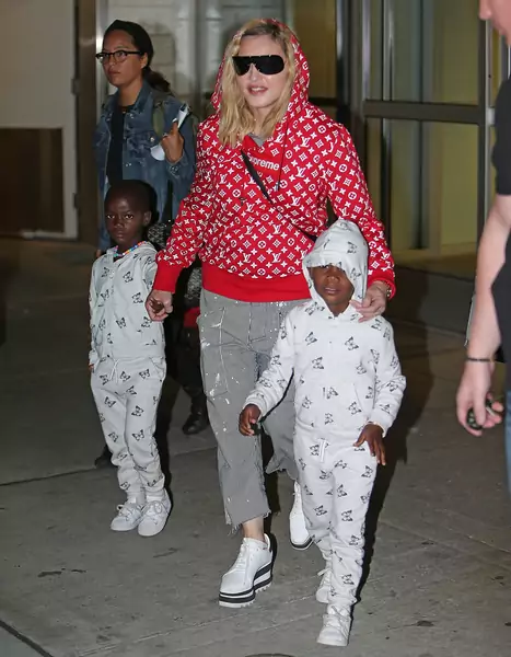 Madonna z bliźniaczkami Stellą i Esther na nowojorskim lotnisku JFK