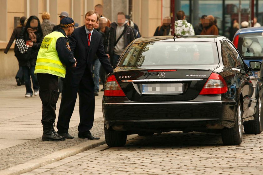 Zdrojewski parkuje na zakazie