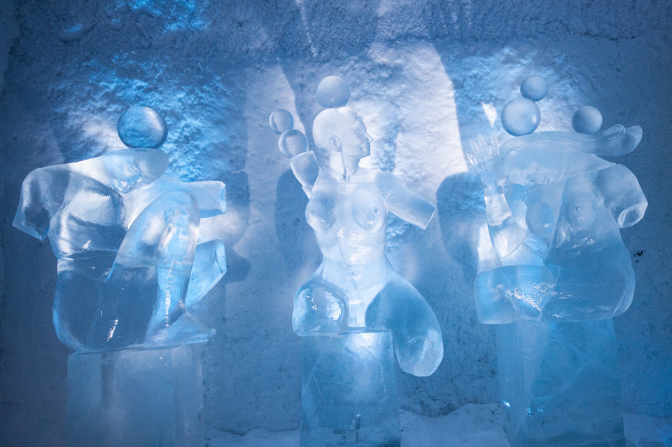 Niezwykłe lodowe rzeźby zdobią wnętrza Icehotel