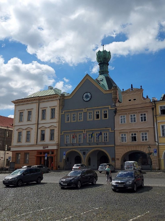 Ratusz z kielichem w 20-tysięcznych Litomierzycach.