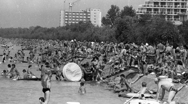 1981 nyarán ilyen tölmeg volt Siófokon - Középen a háttérben a Fővárosi Tanács üdülője, jobbra a 43-as Állami Építőipari Vállalat üdülője / Fotó: Fortepan