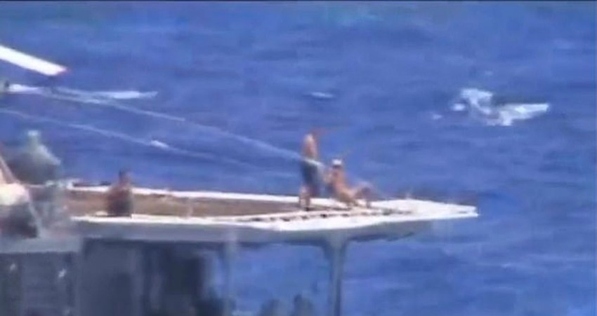 Ruski mornari se sunčaju na razaraču