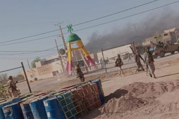 UBIJEN MINISTAR ODBRANE! Militanti povezani sa Al Kaidom napali vojnu bazu u Maliju: Bukti BRUTALAN SUKOB (FOTO)