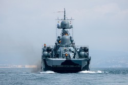 Atak na rosyjski okręt rakietowy. "Morski maluch" nadpłynął z tyłu...