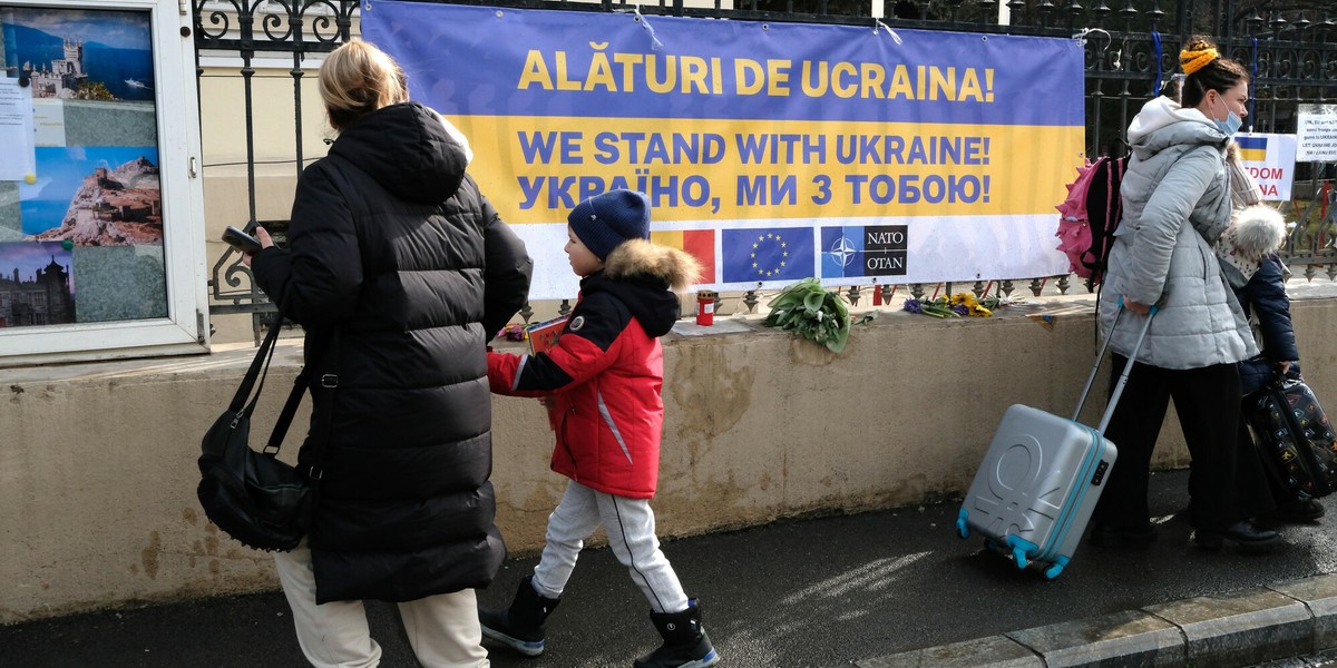 Ukraińscy uchodźcy przed Ambasadą Ukrainy w Bukareszcie.