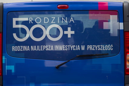 Rząd musiał dołożyć na 500 plus prawie dwa miliardy złotych. To efekt powrotu do Polski rodaków z emigracji?