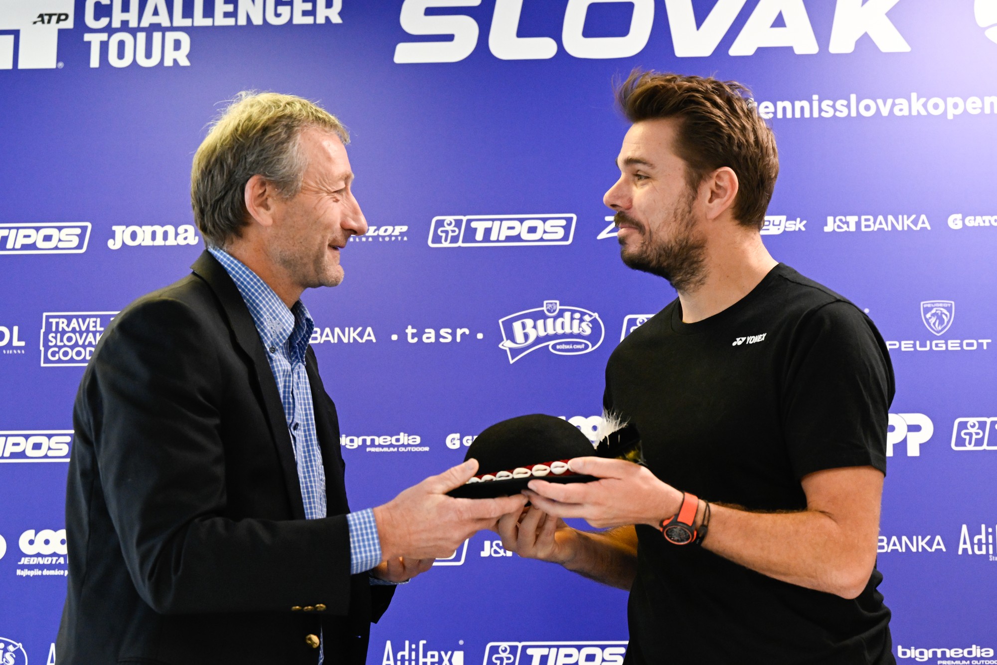 Švajčiarsky tenista Stan Wawrinka (vpravo), ktorému prezident Slovenského tenisového zväzu (STZ) Miloš Mečíř odovzdáva goralský klobúk.