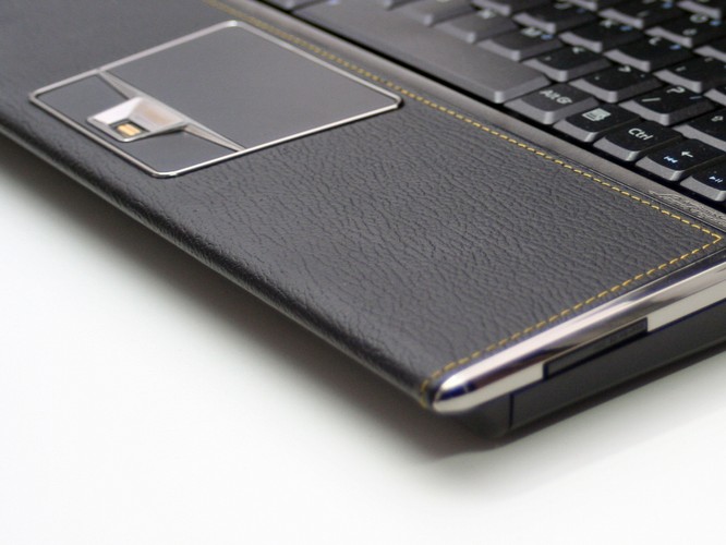 Metal i ręcznie szyta skóra