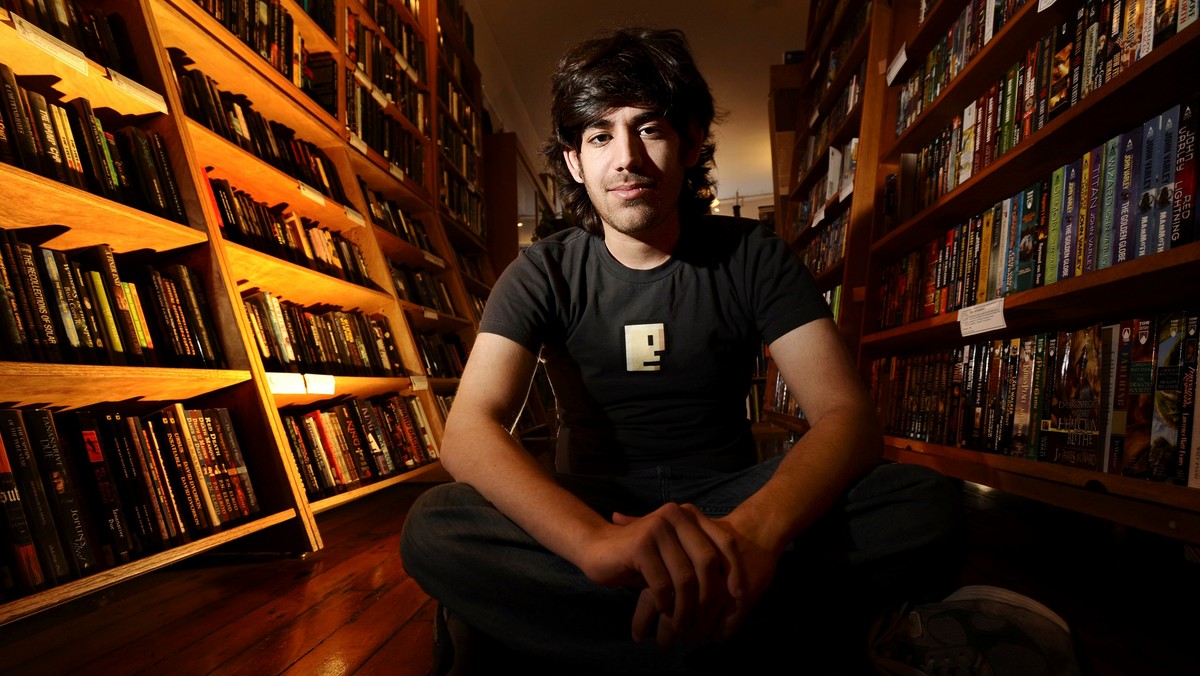 Cudowne dziecko internetu, wizjoner, bojownik o wolność sieci. 26-letni Aaron Swartz popełnił w piątek samobójstwo. Jego rodzina oskarża amerykański wymiar sprawiedliwości — ścigający Swartza za hackerstwo — o przyczynienie się do jego śmierci.