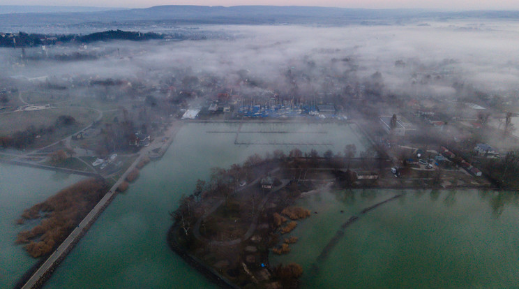 Köd a balatonboglári kikötőben 2023. január 7-én. Sok helyen ma reggel is hasonló látvány fogadhat minket / Fotó: MTI/Vasvári Tamás