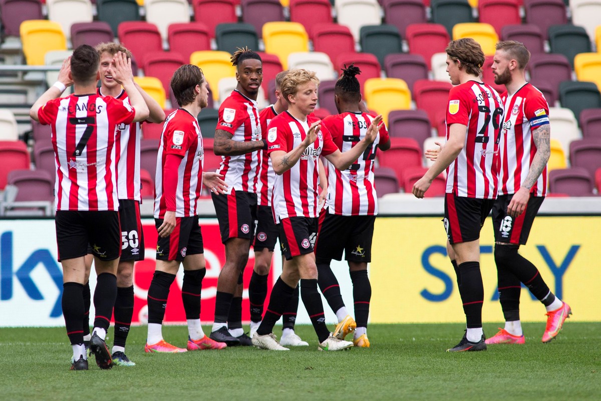 Piłkarze Brentford w trakcie meczu z Watford w maju 2021 roku