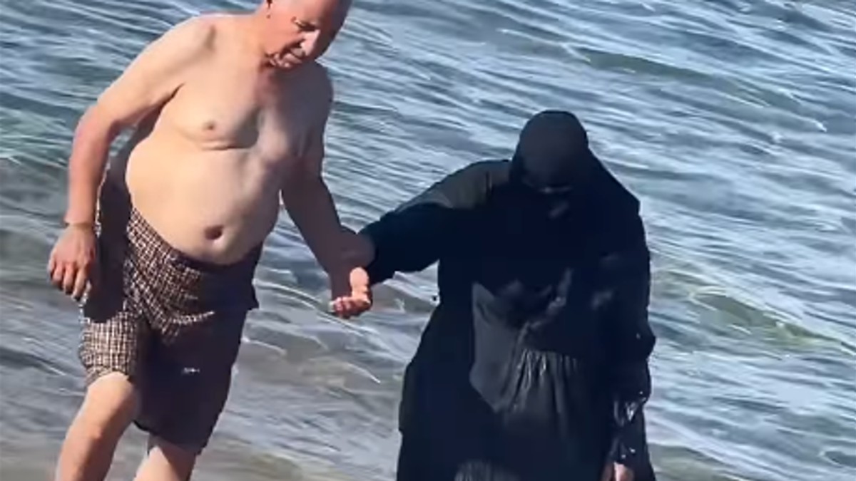 Muslimanski par na plaži podigao internet na noge