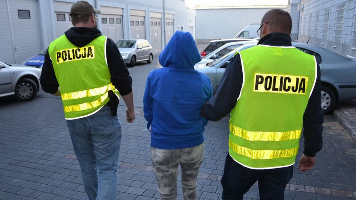 Blisko dwa miliony złotych wyłudzili członkowie zorganizowanej grupy przestępczej działającej na terenie Metropolii Gdańskiej. Policja zatrzymała 17 osób, z czego dwie zostały tymczasowo aresztowane. W sprawę zamieszany jest także policjant z Wejherowa.