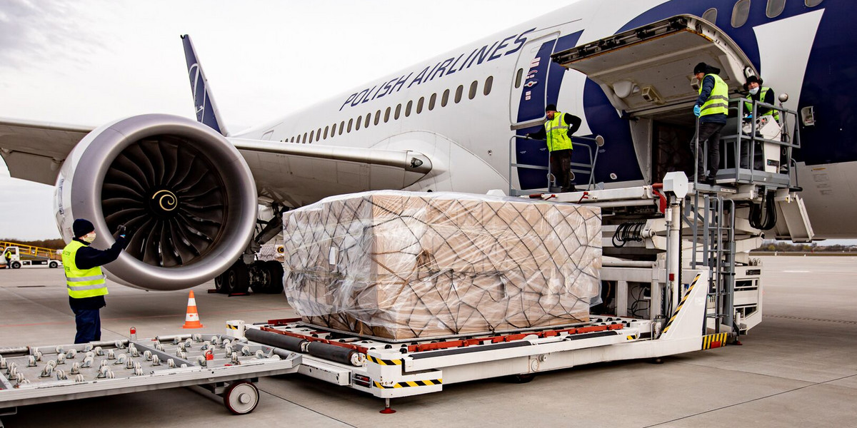 Przewoźnikiem odpowiedzialnym za całą operację jest LOT Cargo, wykorzystujący samoloty Boeing 787 Dreamliner. Transport został opłacony przez Kancelarię Prezesa Rady Ministrów i jest realizowany w ramach akcji humanitarnej. 