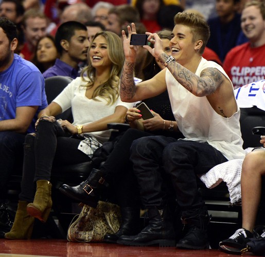Justin Bieber lansował się na meczu ligi NBA. Szpanował tatuażem