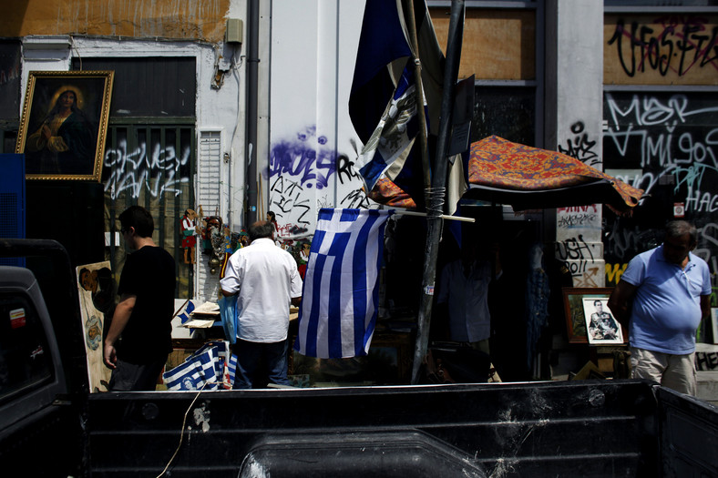 Grecka flaga zawieszona podczas wyprzedaży w ateńskiej dzielnicy Monastiraki