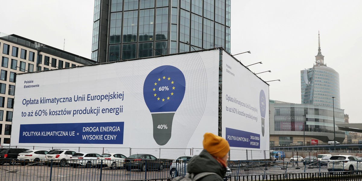 W ramach "kampanii żarówkowej", na banerach w całym kraju można było przeczytać, że polityka klimatyczna Unii Europejskiej jest odpowiedzialna za drogą energię i wysokie ceny