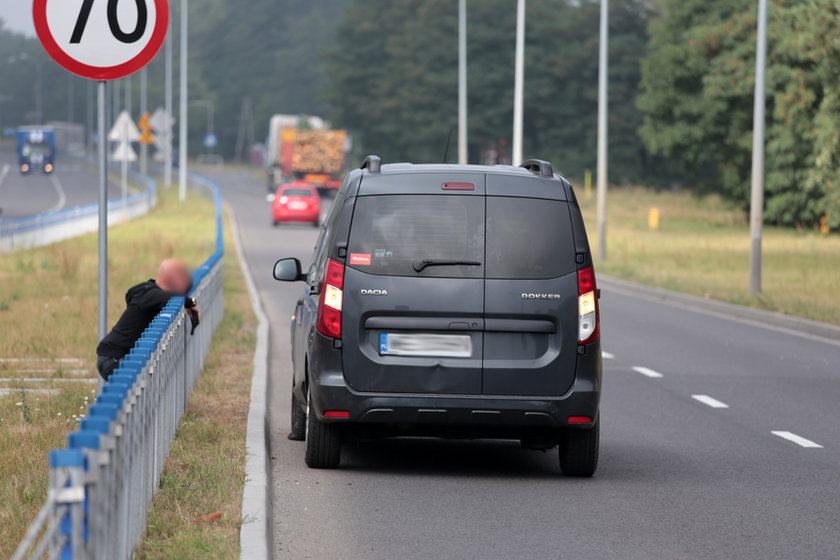 Metal przebił karoserię. Kierowca cudem uniknął śmierci