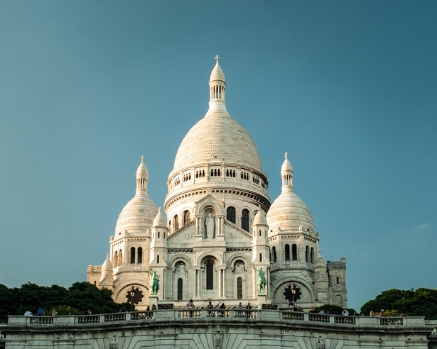 Bazylika Sacré-Cœur (Bazylika Najświętszego Serca) – kościół na szczycie wzgórza Montmartre w Paryżu. Kiedy w 1870 roku wybuchła wojna francusko-pruska, dwaj francuscy przemysłowcy przysięgli sobie, że jeżeli po wojnie ujrzą Paryż takim samym, jak przed wojną, to wybudują bazylikę ku czci Serca Jezusowego. Gdy rok później po zakończeniu działań zbrojnych okazało się, że Paryż został nietknięty, przemysłowcy postanowili wypełnić swoją obietnicę.