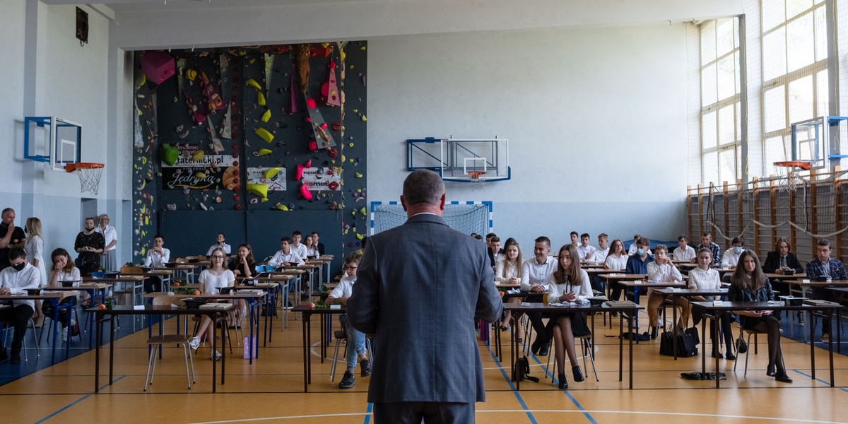 Pensje nauczycieli w przeliczeniu na średnią płacę w gospodarce oraz płacę minimalną są coraz gorsze, a przez to stają się coraz mniej elitarne. To duży problem całego systemu edukacji w Polsce.