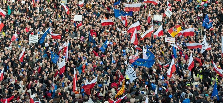 Rzecznik Andrzeja Dudy chwali demonstrantów KOD: "Poprzednia władza je dławiła i dusiła"