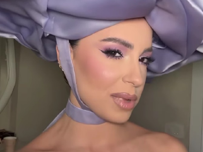 Sara Jo nosi apsurdni šešir-turban koji je čisto lu-di-lo