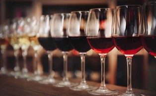 Francuzi piją coraz mniej czerwonego wina. Producenci rezygnują z interesu i starają się o odszkodowania