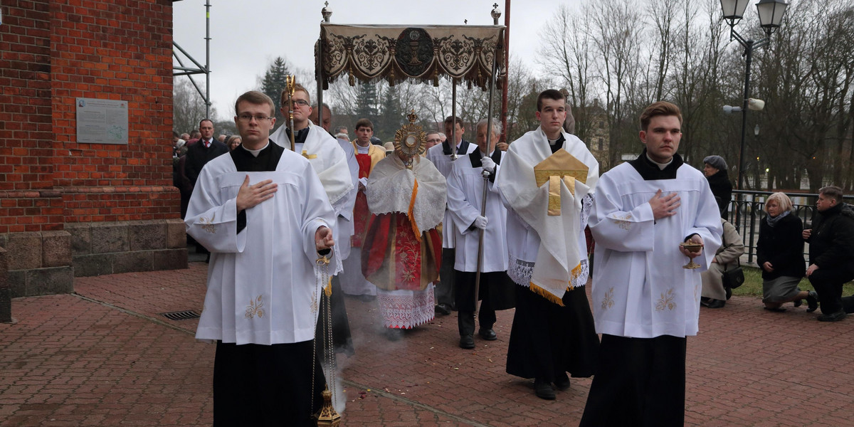 Choć w tym roku nie będzie tradycyjnej procesji rezurekcyjnej, każdy z nas może w domu celebrować zmartwychwstanie Jezusa