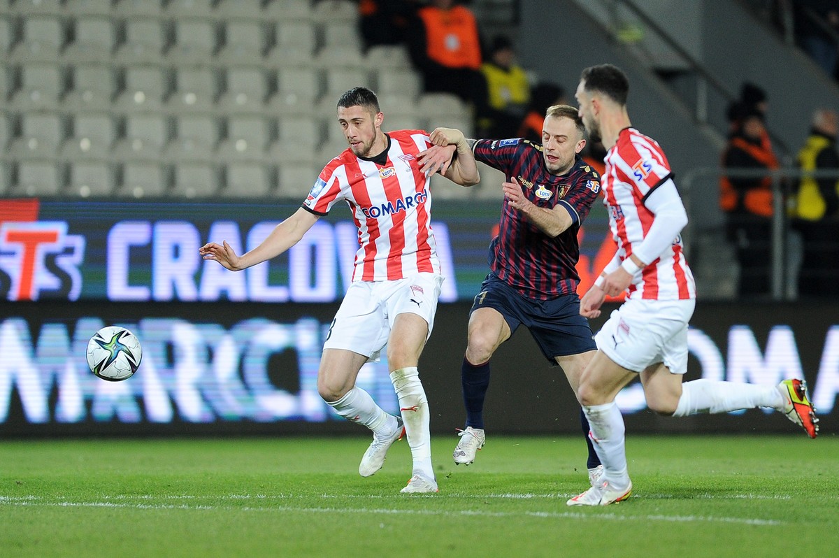 Piłkarze Cracovii Kamil Pestka (L) i Virgil Ghita (P) oraz Kamil Grosicki (C) z Pogoni Szczecin podczas meczu Ekstraklasy