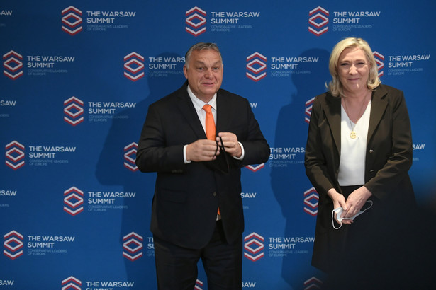 Premier Węgier Viktor Orban (L) i przewodnicząca Frontu Narodowego/Zjednoczenia Narodowego Marine Le Pen (P)