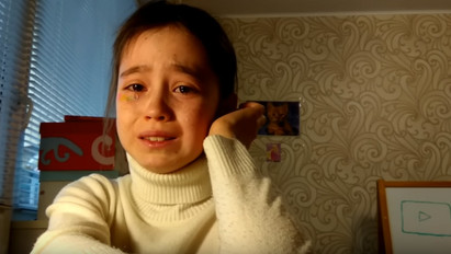 Megható felvétel: milliók nézték meg a zokogó 10 éves kislány szívfacsaró videóját