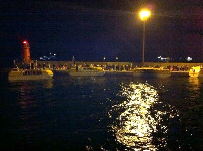 Ewakuowani trafili na włoską wysepkę