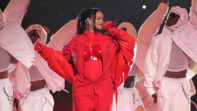 Most már bárki vehet olyan ruhát, amit Rihanna viselt a Super Bowlon, de nem olcsó mulatság