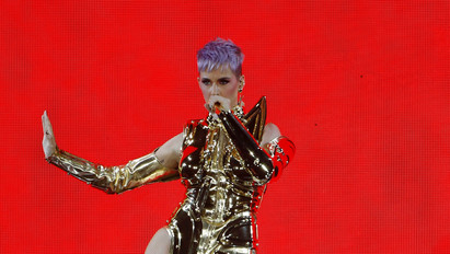 Katy Perryt gyorsan megruházták: elképesztő sebességgel öltöztették át a színfalak mögött