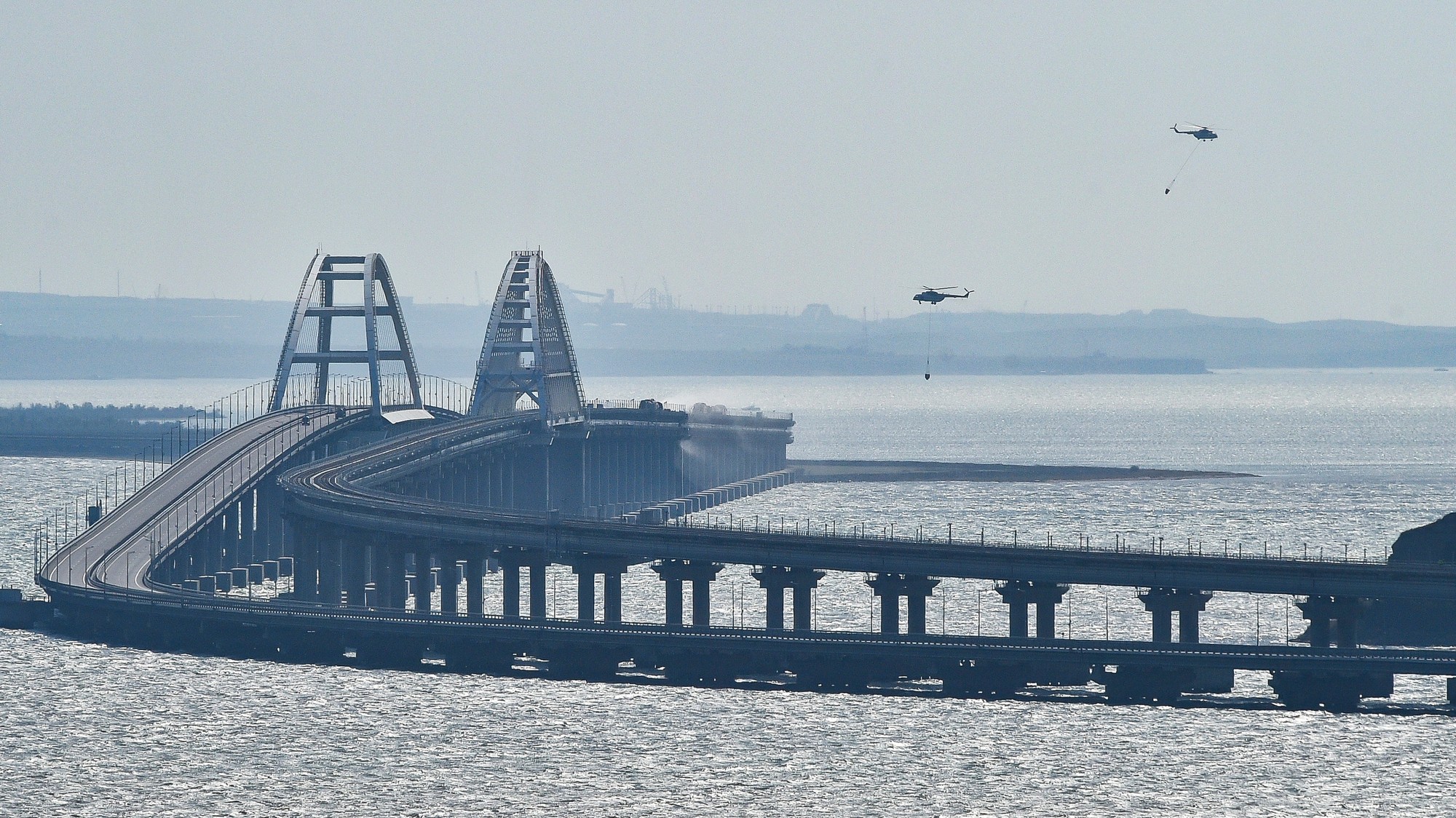 Проезд грузовиков по крымскому мосту. Пробки в крыму. Крымский мост камеры. Крымский мост автомобили. Ограничение на крымском мосту.