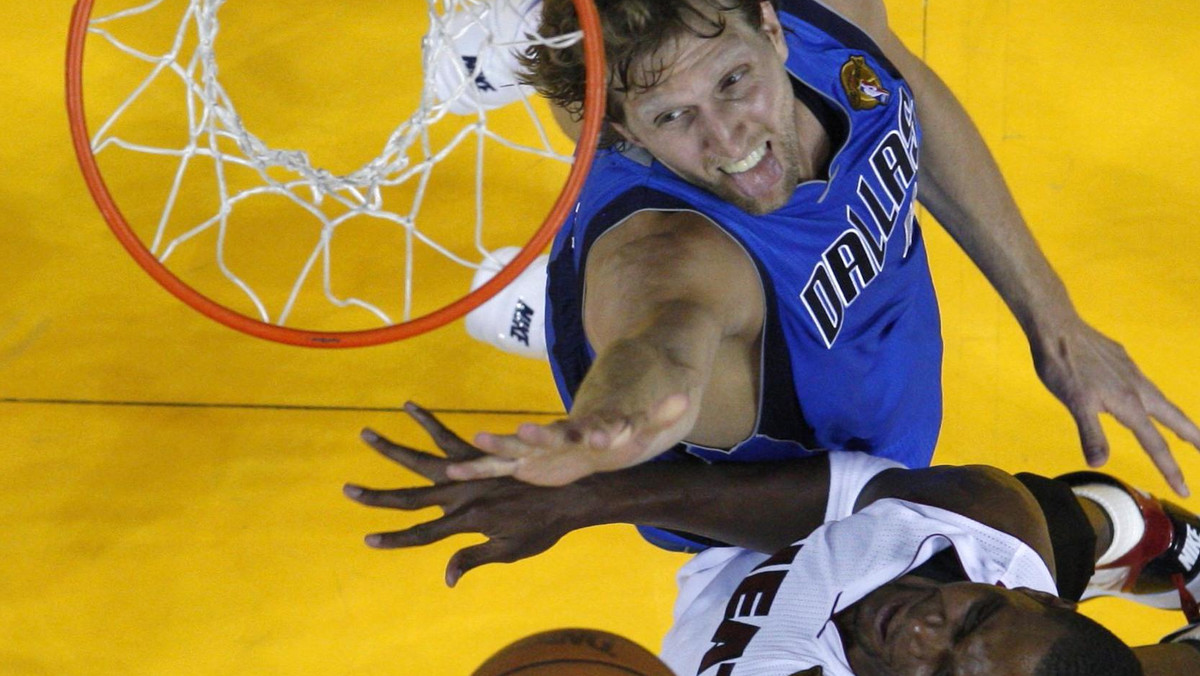 Dirk Nowitzki zdobył dziewięć ostatnich punktów swojej drużyny. Dallas Mavericks odrobili dzięki temu 15 "oczek" straty w sześć minut i wygrali z Miami Heat 95:93. W finale NBA jest remis 1-1.