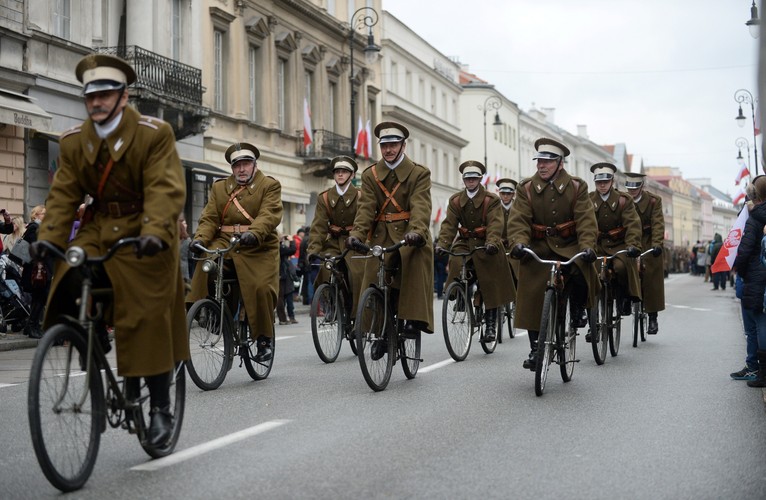 Uczestnicy defilady historycznej z okazji Święta Niepodległości