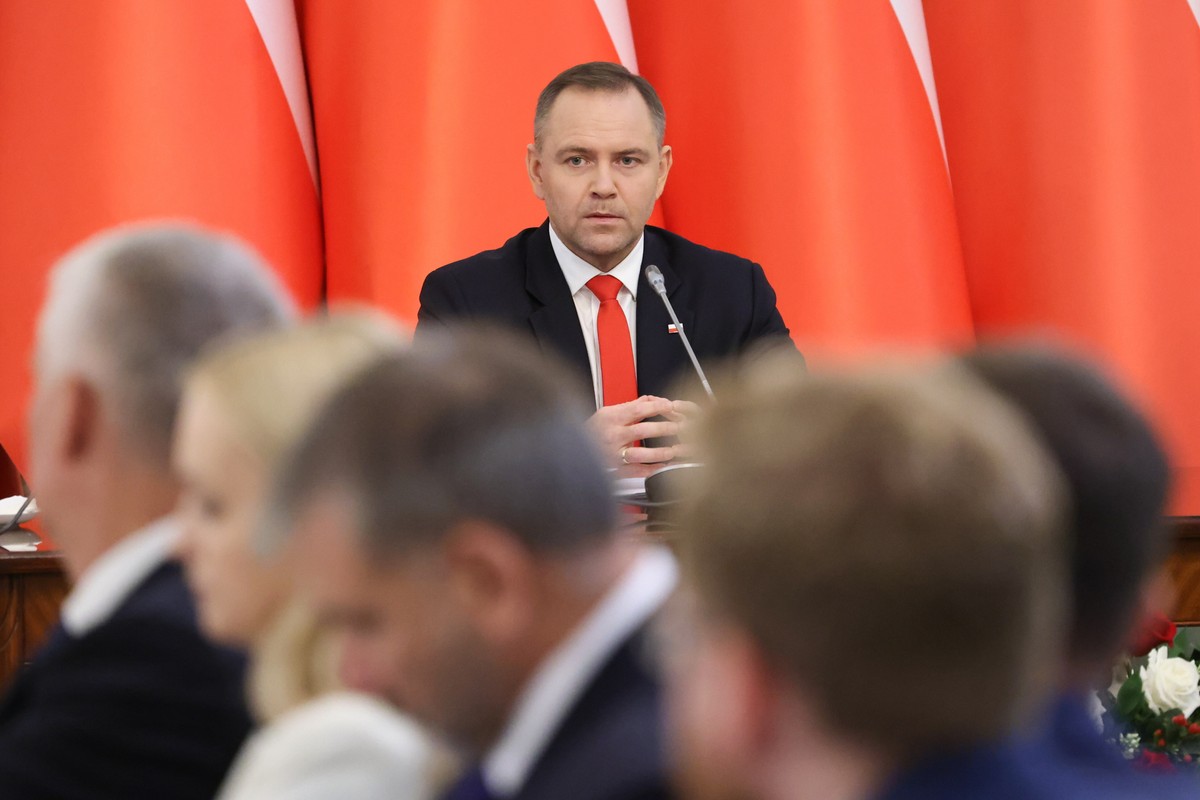 Prezydent Karol Nawrocki na tle polskich flag