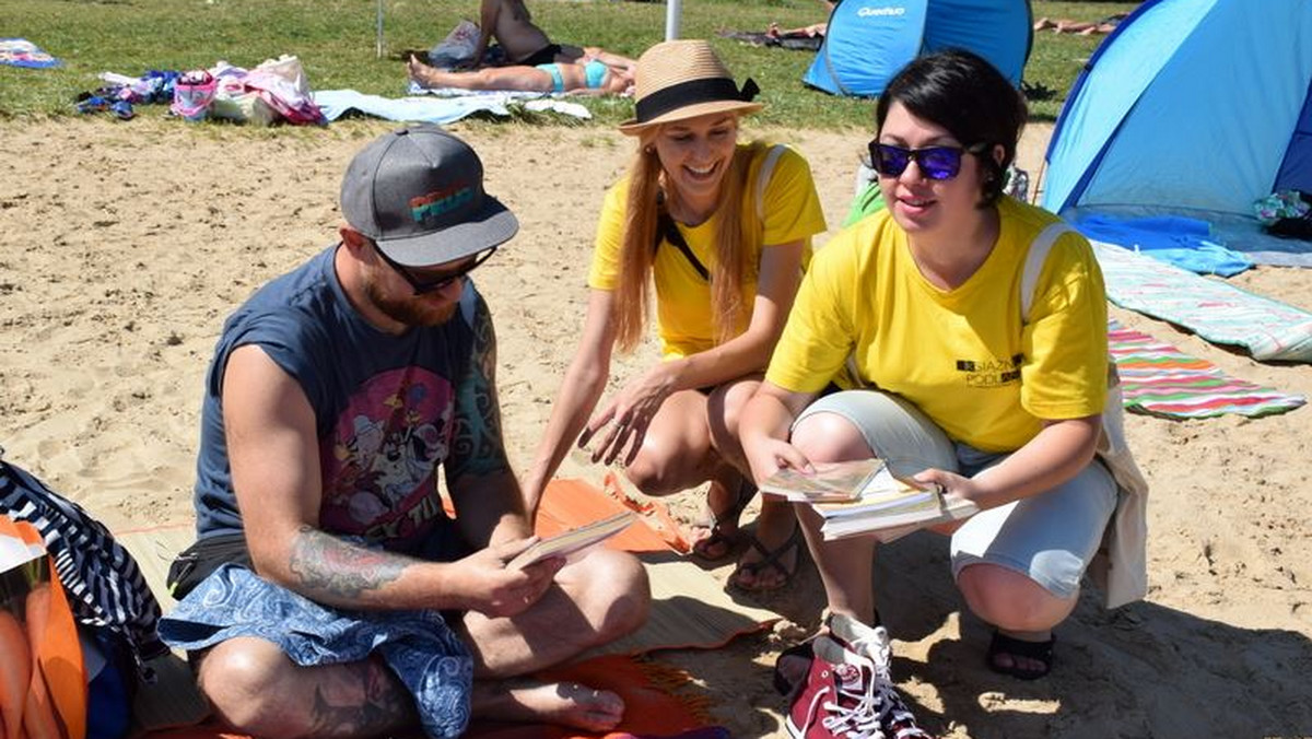 Na miejskiej plaży w białostockich Dojlidach trudno znaleźć miejsce na kocyk. A mimo to między plażowiczami dziś od rana przeciskają się panie z książkami pod pachą. W akcji "Książki dla plażowiczów" pracownice Książnicy Podlaskiej rozdające książki, każdemu, kto ma ochotę poczytać w pełnym słońcu.